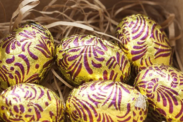 Színes húsvéti tojások a fészekben — Stock Fotó