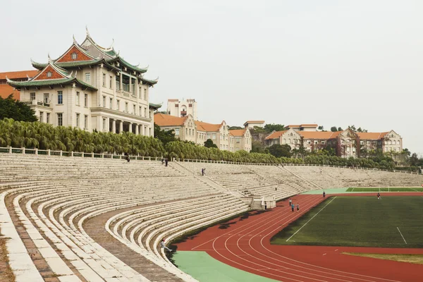 Università di Xiamen in Cina, con la sua pista di corsa . — Foto Stock