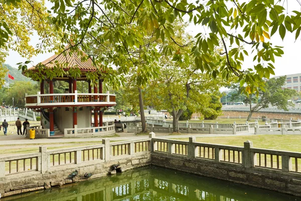 Chinees paviljoen in tuin — Stockfoto
