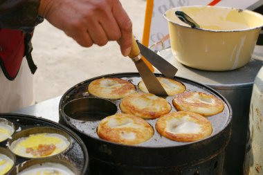 Çince street food, yumurta ve et pastası.