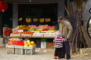 Baba ve oğul meyve satan