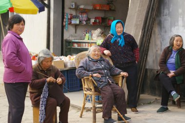bir grup Çinli yaşlı kadının nanxun, Çin.