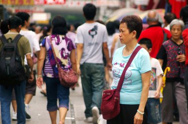 hong Kong sokakta bekleyen bir kadın