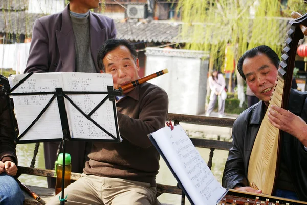 Играть на инструментах в Китае — стоковое фото