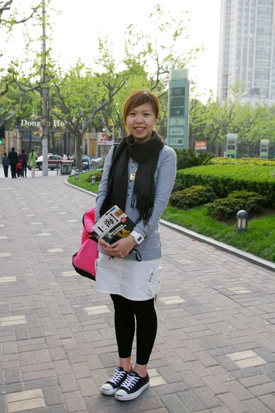 Mulher asiática viajando em Shanghai, China . — Fotografia de Stock