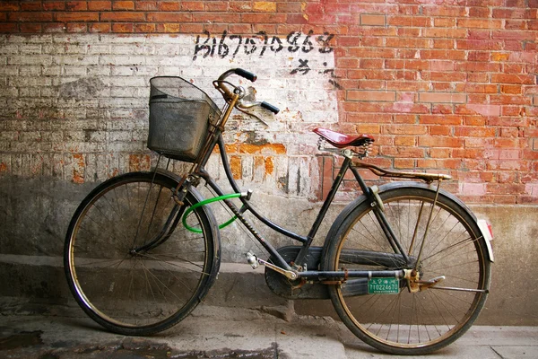 Старый велосипед в Китае — стоковое фото