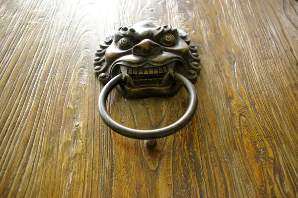 中国のドア上にライオン — ストック写真