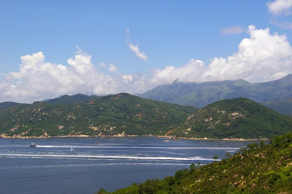 Dağ manzarası ve hong Kong deniz manzarası — Stok fotoğraf
