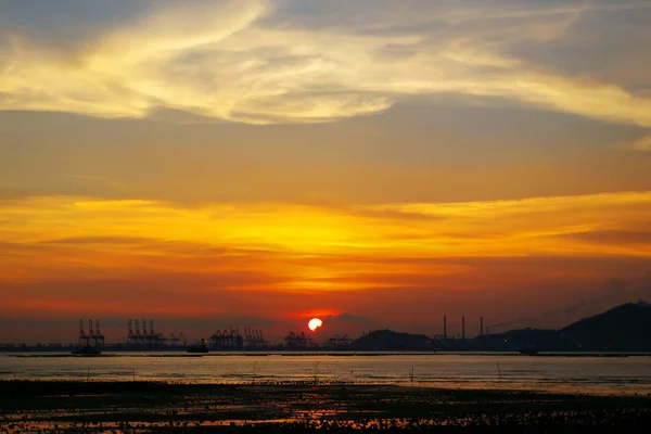 Kaunis auringonlasku meren rannalla Hong Kongissa — kuvapankkivalokuva