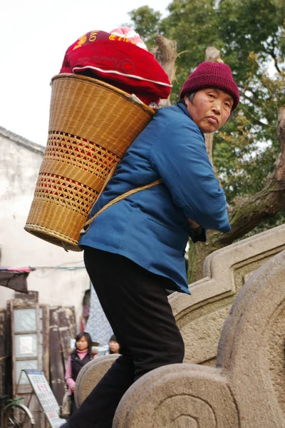 Китайський старій жінці з онуком — стокове фото