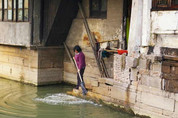 Nanxun 川沿いのモップを洗浄 — ストック写真