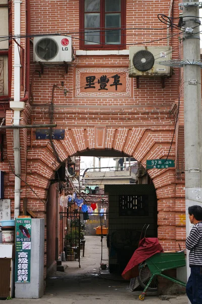 En gammal gata i shanghai, Kina. — Stockfoto