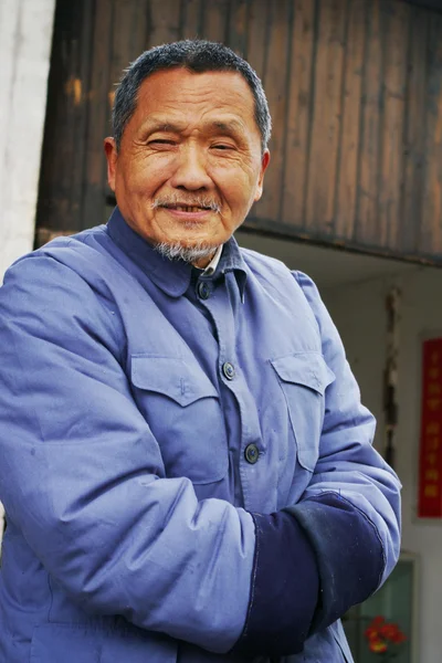 Oude man in chinese dorp — Stockfoto