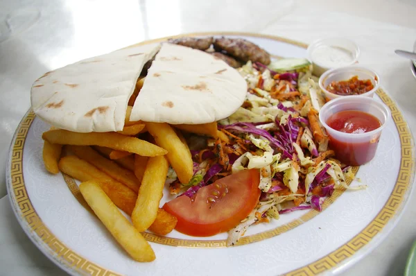 Kebab na stole, zabiegami żywności. — Zdjęcie stockowe