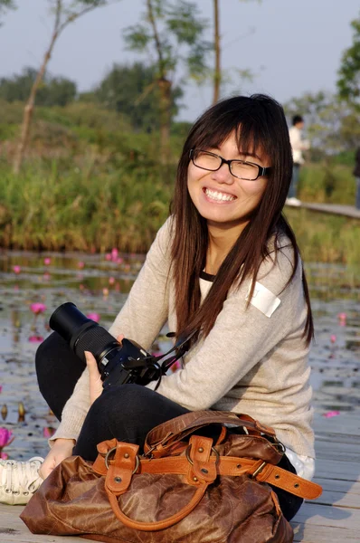 Asiatico donna viaggio all'aperto — Foto Stock