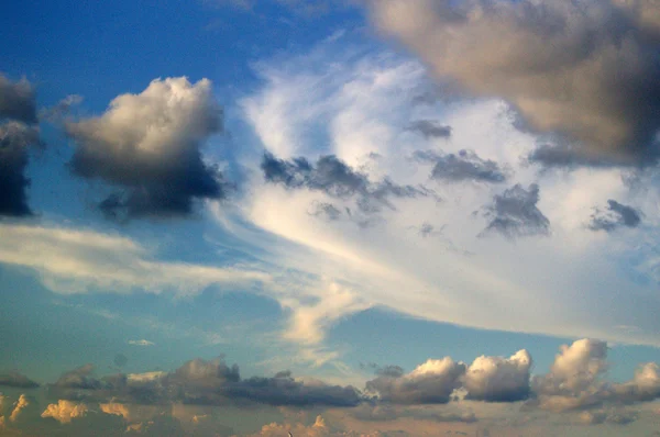 Blauwe hemel met bewegende wolken achtergrond — Stockfoto