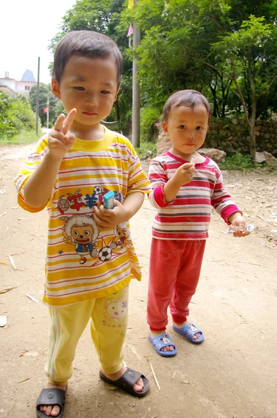 Niños chinos en un pueblo — Foto de Stock