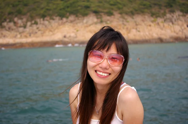 Азіатський жінка посміхаючись влітку сонцезахисні окуляри — стокове фото