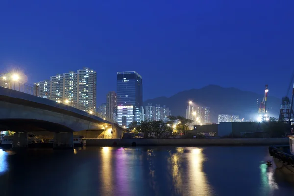 Jembatan di pusat kota di malam hari — Stok Foto