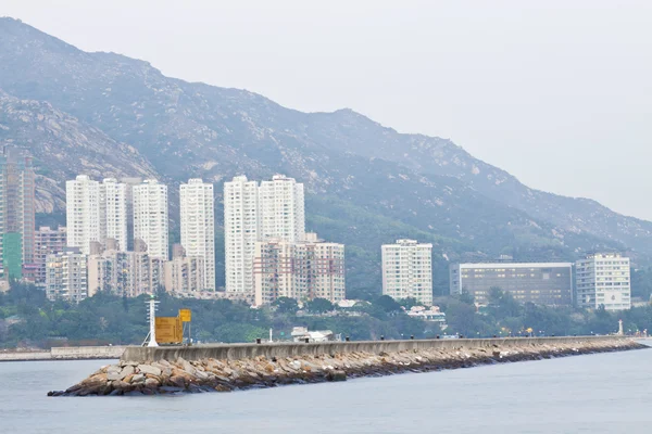 Embankment en appartement blokken in hong kong — Stockfoto