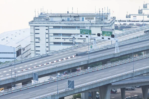 Многополосная автомагистраль в современном городе — стоковое фото