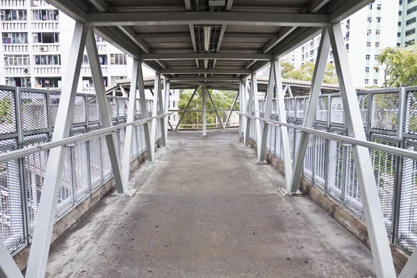Ponte pedonale in città — Foto Stock