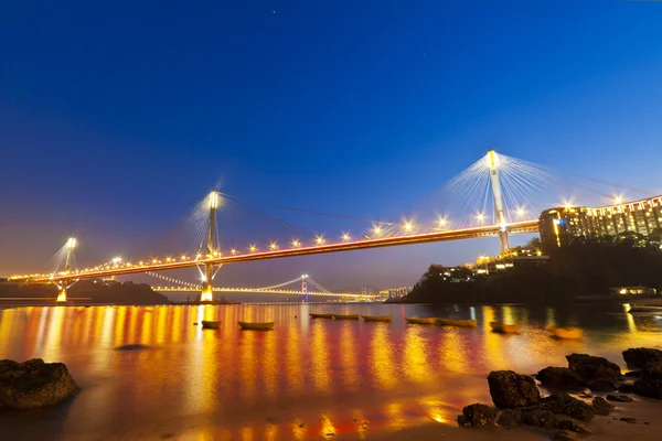 Puentes de sobrevuelo modernos en Hong Kong por la noche — Foto de Stock