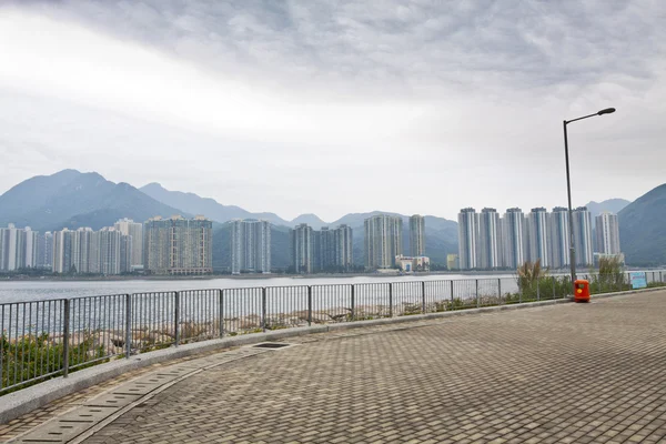 Kıyı boyunca Hong kong apartman blokları — Stok fotoğraf