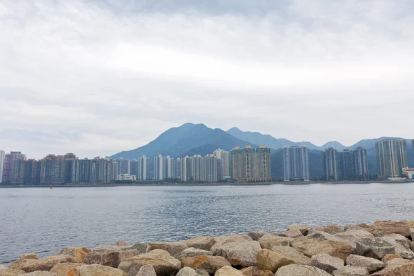 Многоэтажные дома Гонконга вдоль побережья — стоковое фото