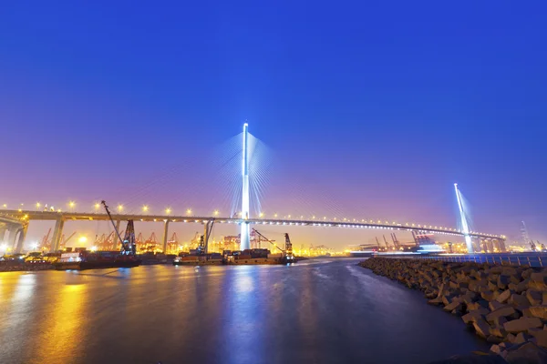Hong kong köprüsünde kargo geceleri terminal — Stok fotoğraf