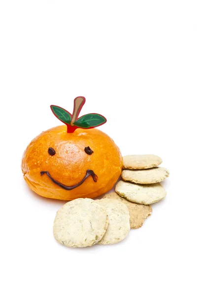 Pain souriant orange avec biscuits sur fond blanc — Photo