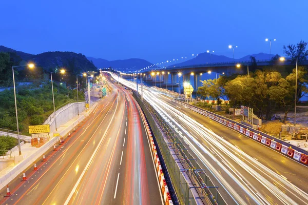 Majestueuze highway traffic in hong kong's nachts — Stockfoto
