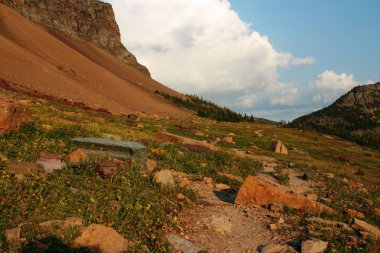 gizli göl doğa iz logan pass at