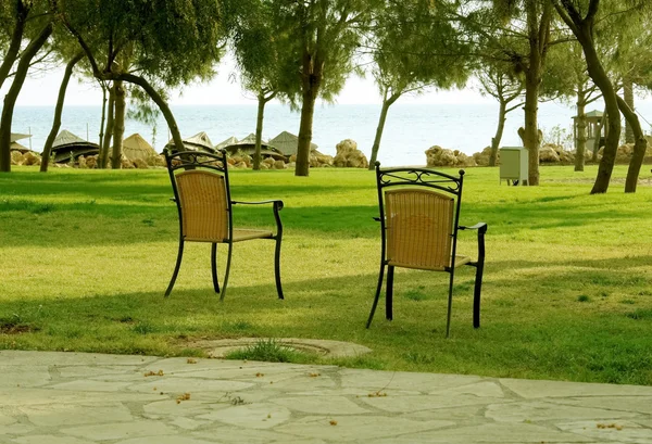 De stoelen in de tuin. — Stockfoto