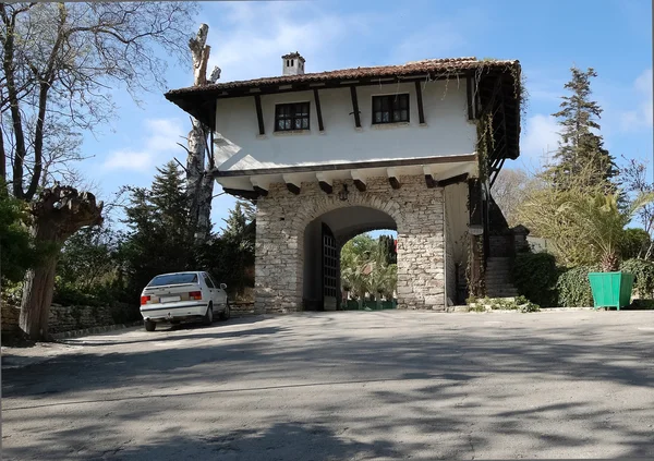 Porten i botaniska trädgården i balchik. — Stockfoto