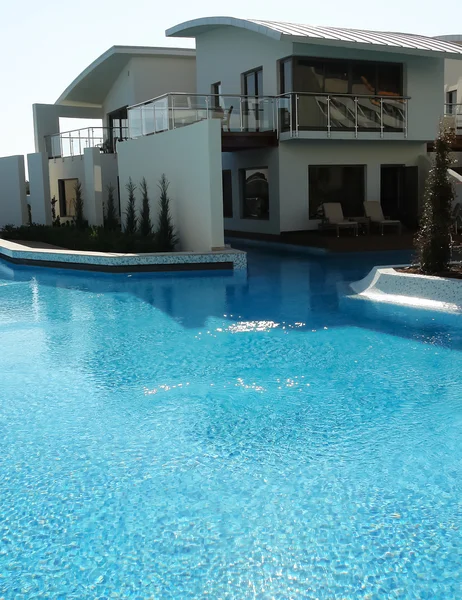 Das blaue Schwimmbad und die Villa. — Stockfoto