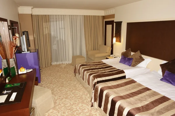 Hotelový pokoj a postel. — Stock fotografie