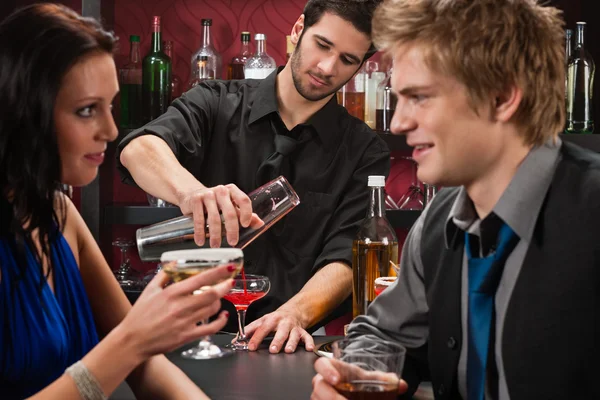 Camarero sacudiendo cóctel amigos bebiendo — Foto de Stock