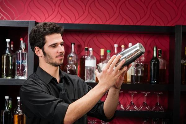 Joven camarero hacer cóctel sacudiendo bebidas —  Fotos de Stock