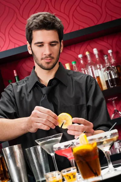 Junge Barkeeperin bereitet Cocktail zu — Stockfoto