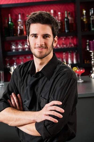 Barman usar negro de pie en el bar de cócteles —  Fotos de Stock