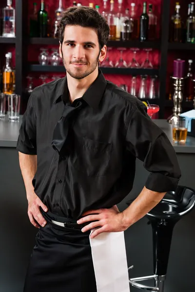 Barman professionnel en noir barre debout — Photo