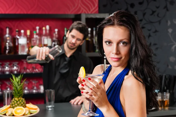 Гламурная женщина в баре держит коктейль — стоковое фото