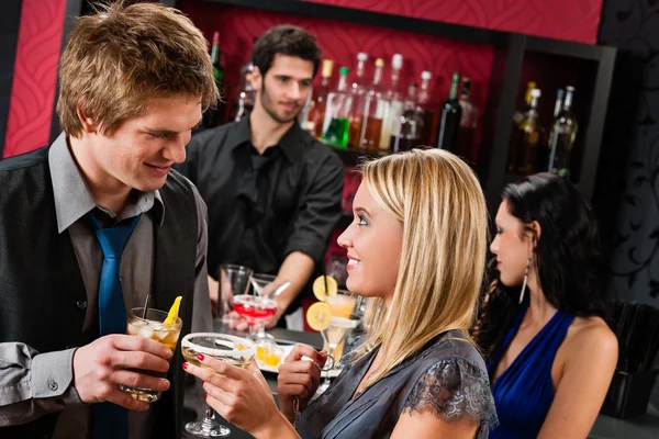 Felices amigos en el bar de cócteles disfrutar de bebidas — Foto de Stock