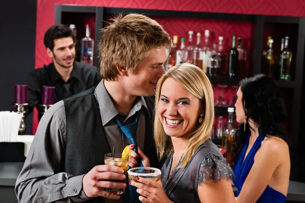 Flirtare felici amici bevande al cocktail bar — Foto Stock