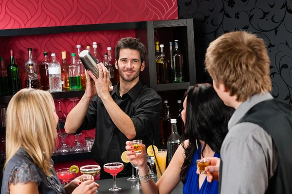 Μπάρμαν κοκτέιλ σέικερ φίλους πίνοντας σε μπαρ — Φωτογραφία Αρχείου