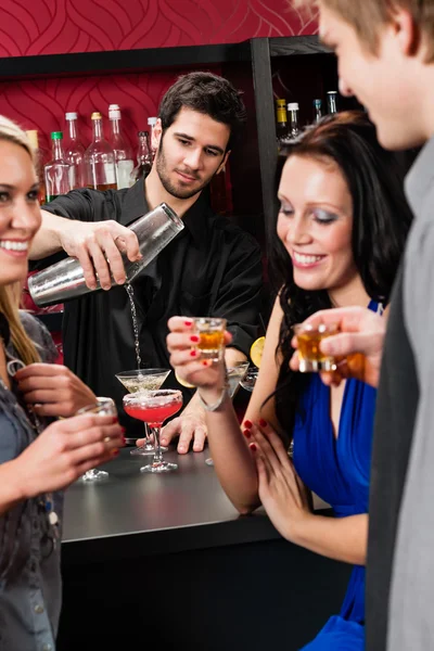 Barman cocktail shaker vänner dricka på bar — Stockfoto