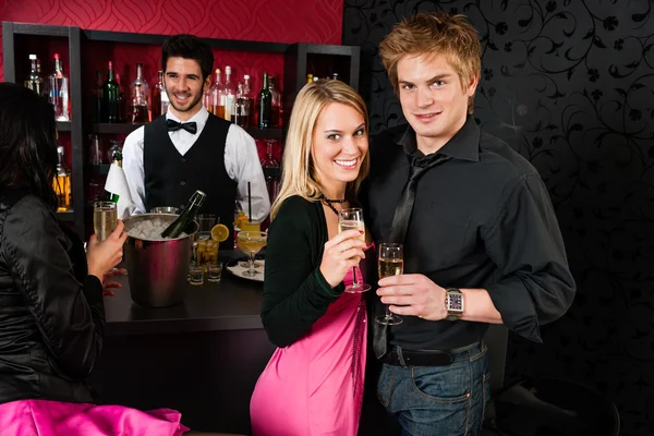 Casal no bar de cocktails beber champanhe — Fotografia de Stock