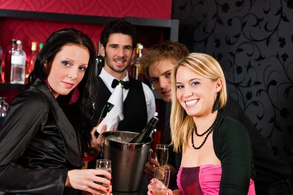 Happy girl amigos beber champanhe — Fotografia de Stock