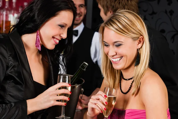 Happy girl amigos com bebidas desfrutando de festa — Fotografia de Stock